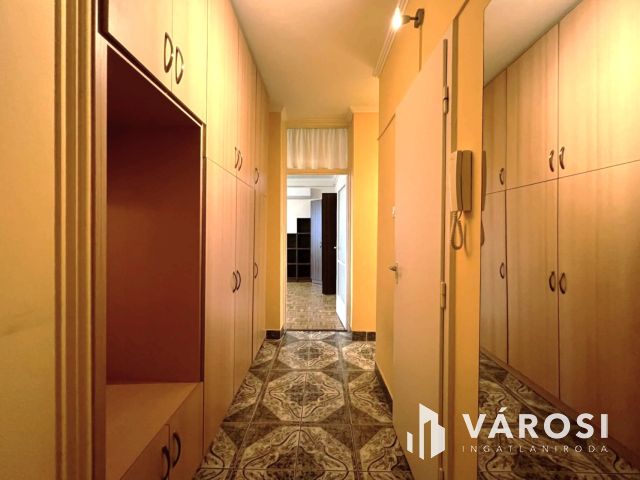 Belvárosi, 2 szobás, erkélyes, tégla lakás, Orosházán