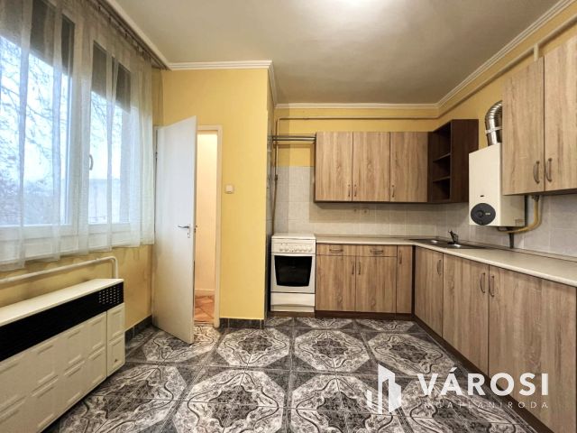 Belvárosi, 2 szobás, erkélyes, tégla lakás, Orosházán