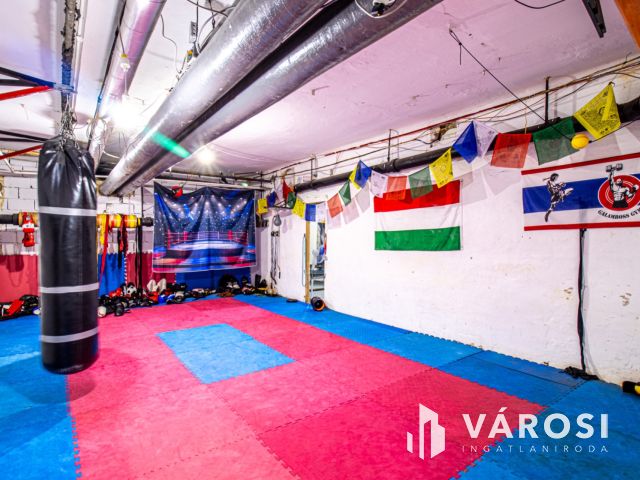 Újlipótváros körút közeli részén tágas üzlethelyiség eladó