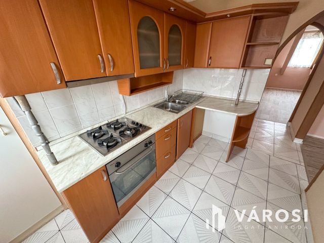 Vásártéren 2+1 félszobás, tetőtéri lakás eladó!