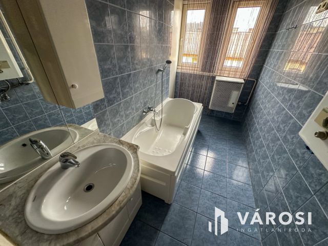 Vásártéren 2+1 félszobás, tetőtéri lakás eladó!