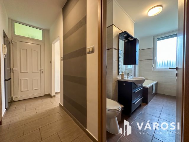 Pécskő úton felújított, 2 szobás, erkélyes lakás eladó!