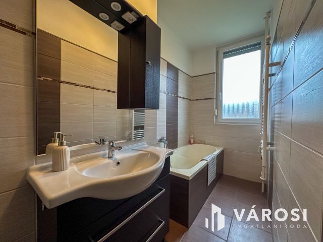 Pécskő úton felújított, 2 szobás, erkélyes lakás eladó!