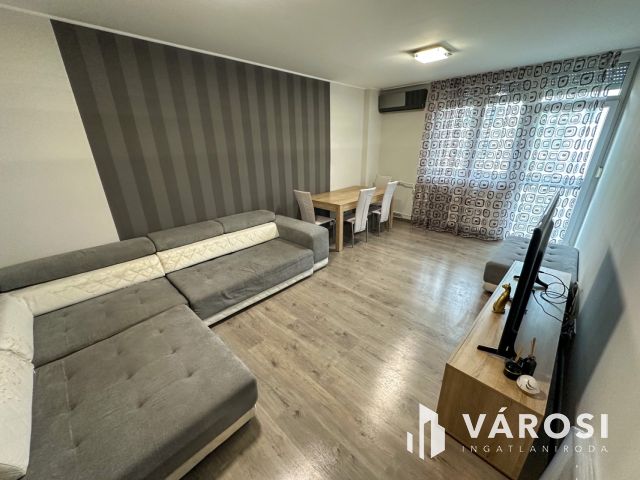 Pécskő úton felújított, 2 szobás, erkélyes lakás eladó!