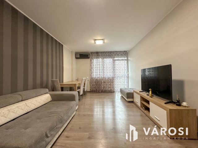 Pécskő úton felújított, 2 szobás, erkélyes lakás eladó!