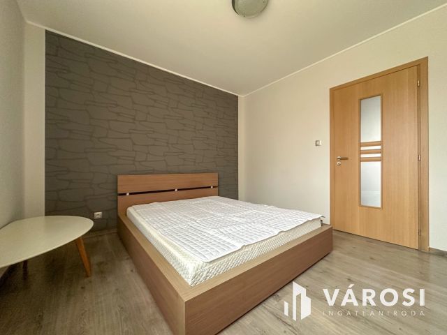 Pécskő úton felújított, 2 szobás, erkélyes lakás eladó!