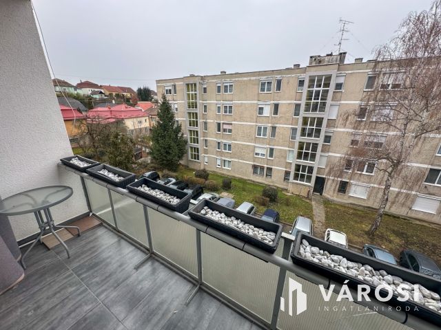 Pécskő úton felújított, 2 szobás, erkélyes lakás eladó!