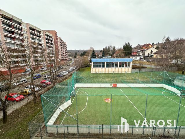 Pécskő úton felújított, 2 szobás, erkélyes lakás eladó!