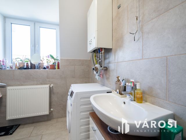 Eladó nappali + 2 háló + 2 autó beállós újszerű lakás Gödön