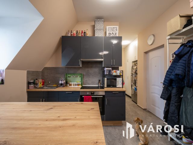 Eladó nappali + 2 háló + 2 autó beállós újszerű lakás Gödön