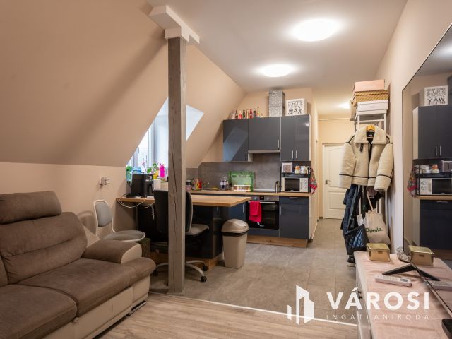 Eladó nappali + 2 háló + 2 autó beállós újszerű lakás Gödön