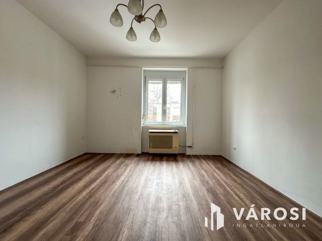 Belváros közelében 3 szobás lakás eladó!