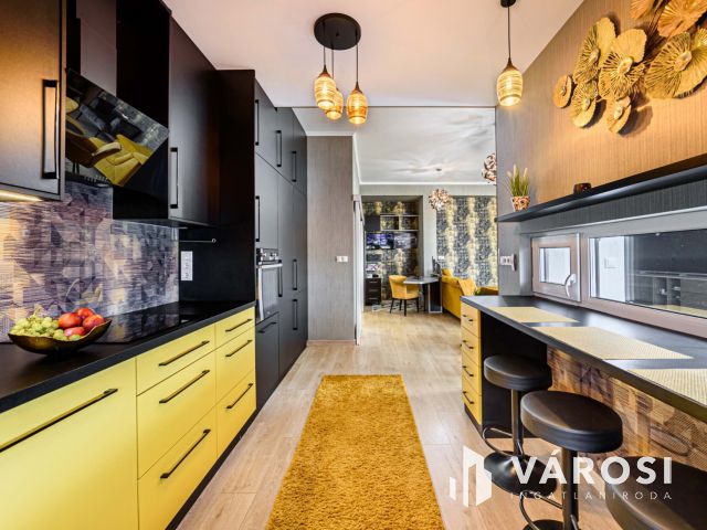 Panorámás luxus családi ház medencével Csömörön eladó!