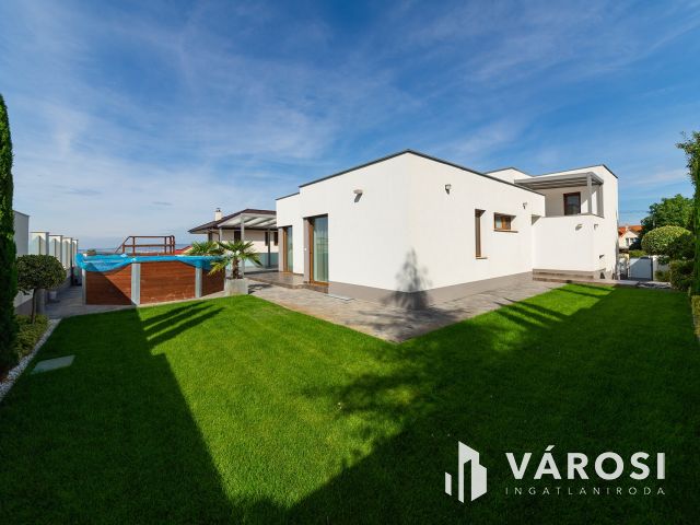 Panorámás luxus családi ház medencével Csömörön eladó!