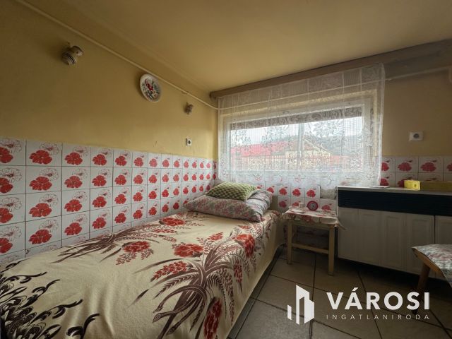 A falu csendes részén, felújítandó családi ház eladó!