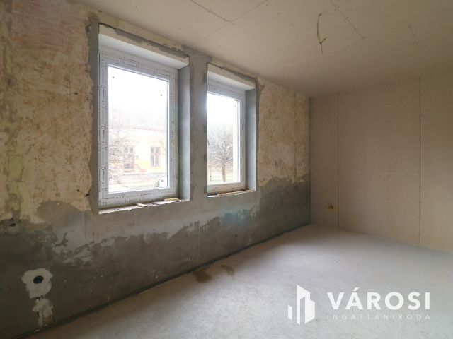 Eladó belvárosi téglalakás