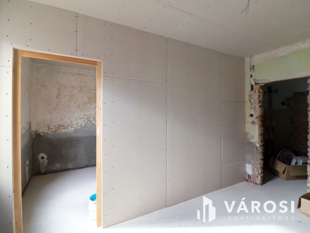 Eladó belvárosi téglalakás