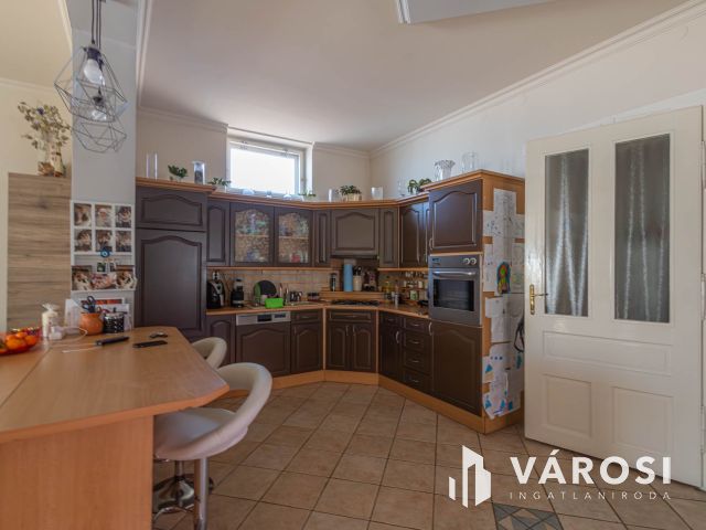 Nagy családi ház Soltvadkert belvárosában