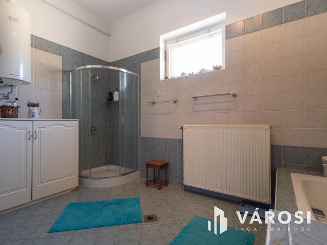 Nagy családi ház Soltvadkert belvárosában