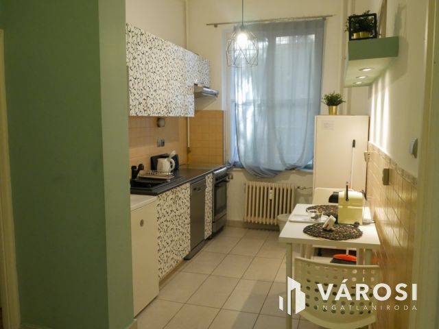 Vidám, zöld belső udvarra néző lakás kiadó a Budai Vár alatt