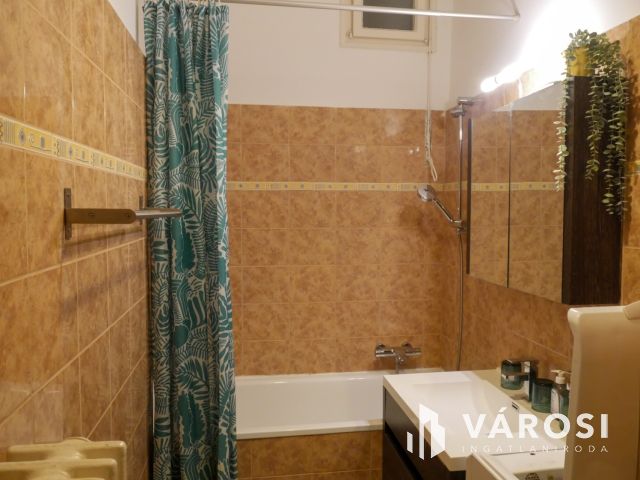 Vidám, zöld belső udvarra néző lakás kiadó a Budai Vár alatt