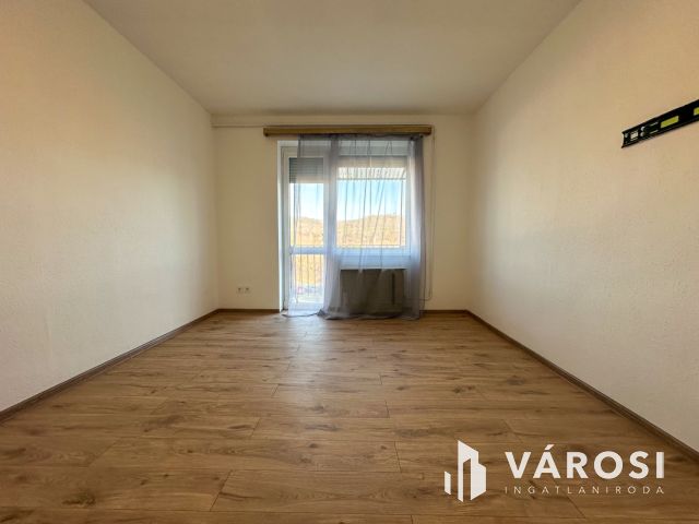 Budapesti úton 1 szobás, erkélyes lakás eladó!