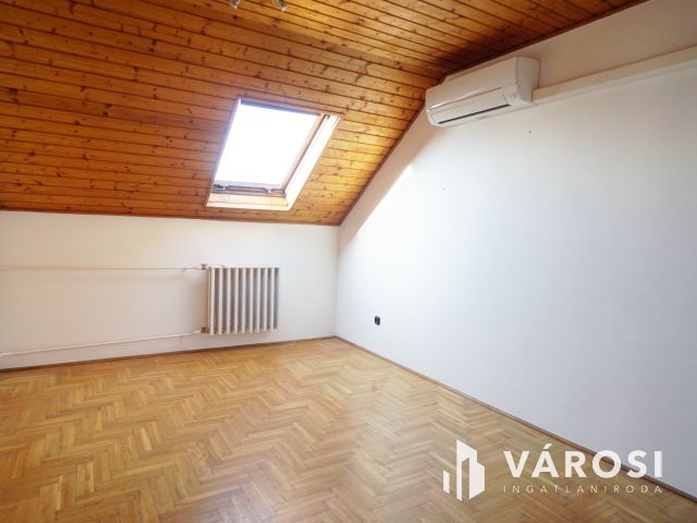 Azonnal költözhető több generációs ház a központban eladó