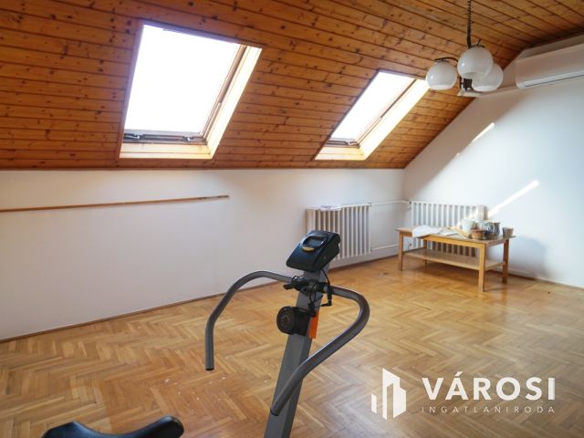 Azonnal költözhető több generációs ház a központban eladó