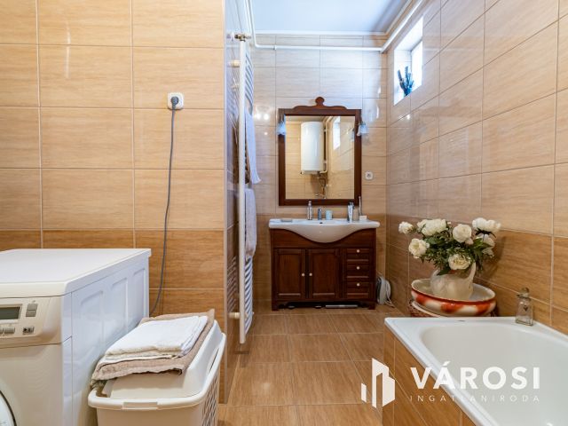 Turai kastély mellett, 4 szoba, nappalis családi ház eladó