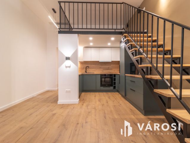 Galériás okosotthon eladó a Visegrádi utca elején!