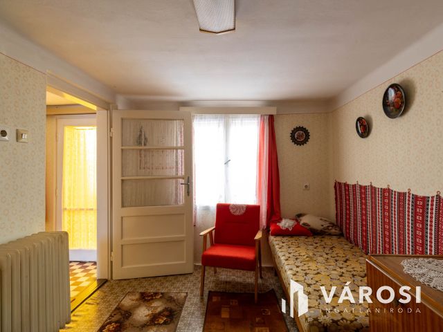 Tégla építésű kis ház Enyingen, sok lehetőséggel