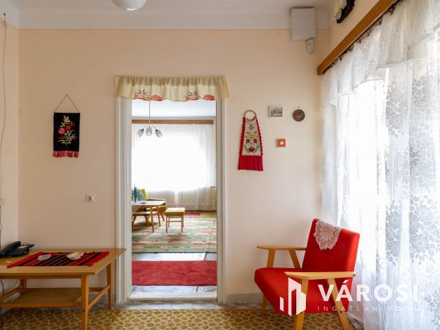 Tégla építésű kis ház Enyingen, sok lehetőséggel