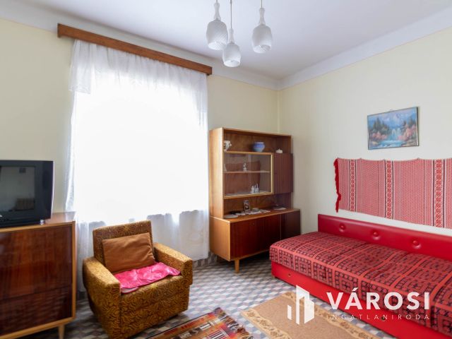 Tégla építésű kis ház Enyingen, sok lehetőséggel