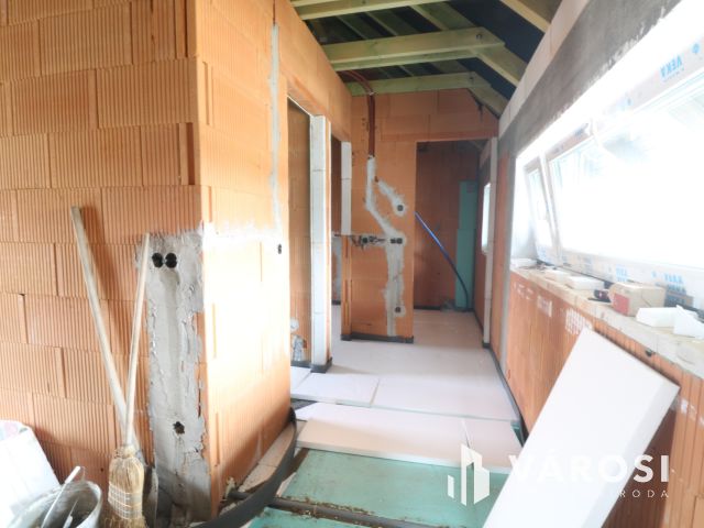 Szöregen kulcsrakész családi ház eladó.