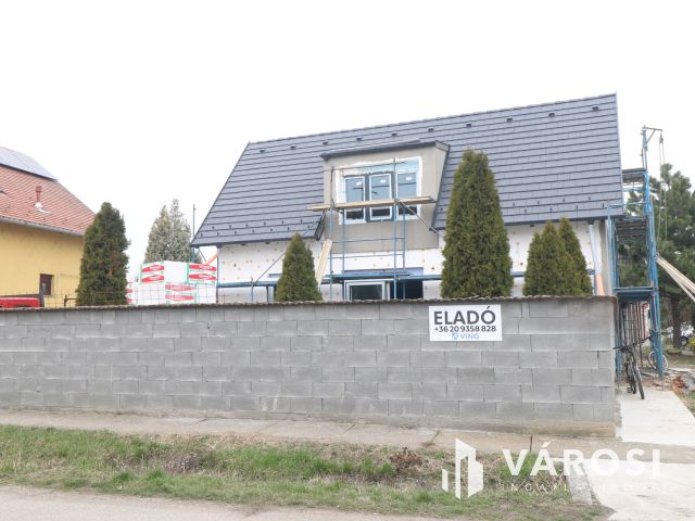 Szöregen kulcsrakész családi ház eladó.