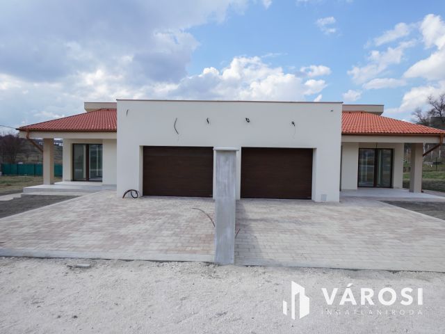 Remek ikerház maximális felszereltséggel!