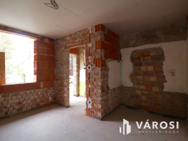 Eladó belvárosi földszinti téglalakás