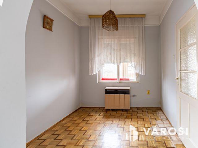 Tárnokon, jó helyen, nagy saroktelken, Kádárkocka eladó