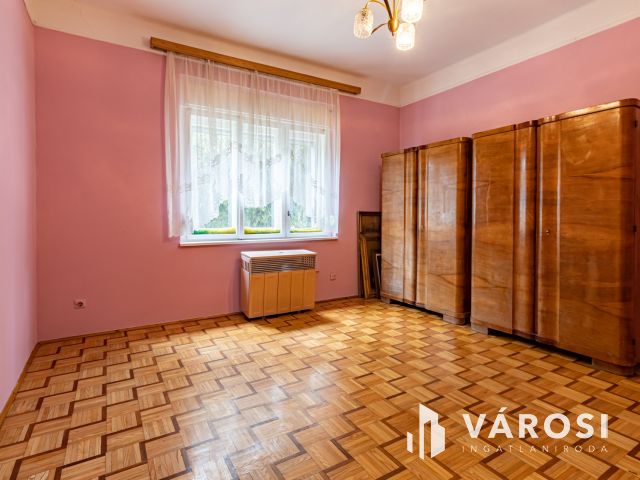 Tárnokon, jó helyen, nagy saroktelken, Kádárkocka eladó