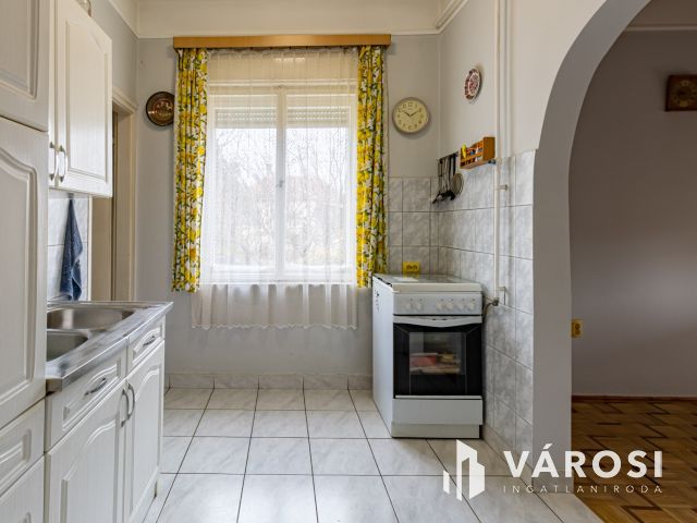 Tárnokon, jó helyen, nagy saroktelken, Kádárkocka eladó