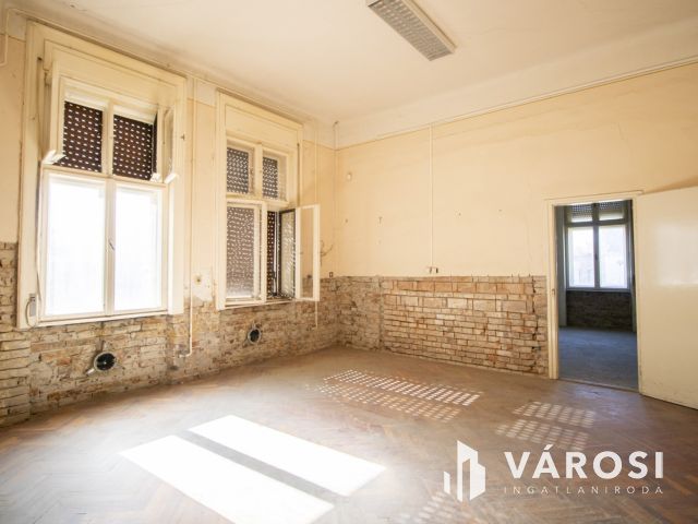 Belvárosi épület melléképülettel és garázsokkal