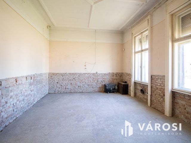 Belvárosi épület melléképülettel és garázsokkal