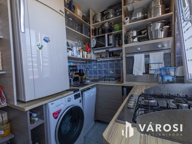 Nagy panel nagyon jó helyen!