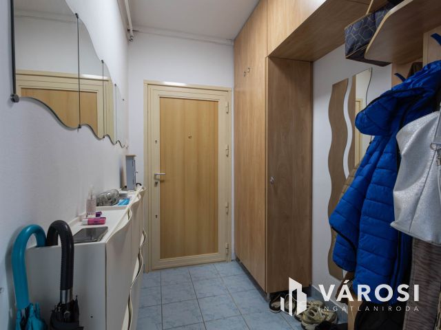 Nagy panel nagyon jó helyen!