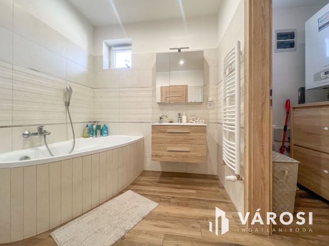 Újszerű, modern, igényes családi ház