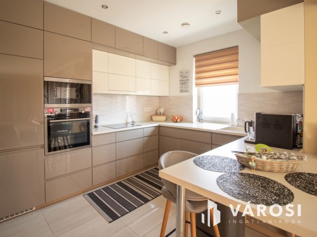 Újszerű, modern, igényes családi ház