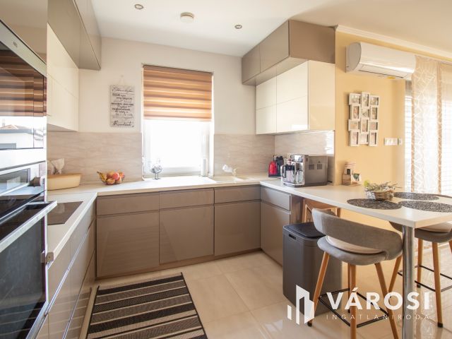 Újszerű, modern, igényes családi ház