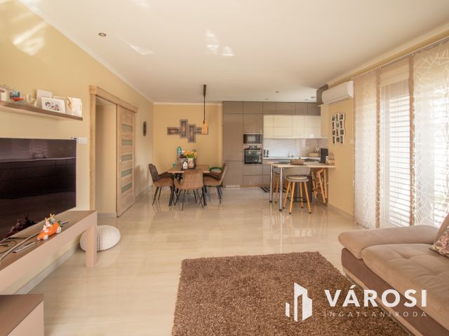 Újszerű, modern, igényes családi ház