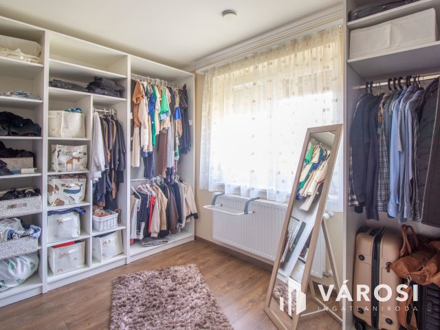 Újszerű, modern, igényes családi ház