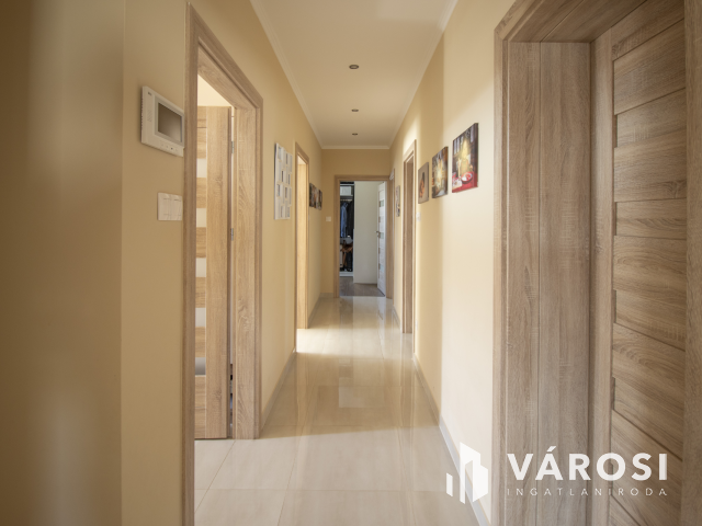 Újszerű, modern, igényes családi ház